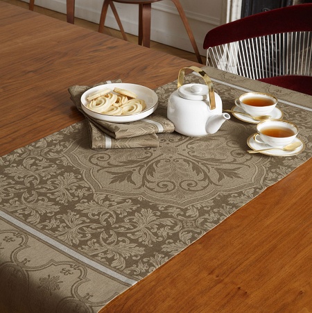 4 serviettes de table Armoi­ries Grège 58×58 cm Le Jacquard Français