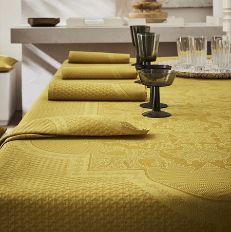 4 serviettes de table Palais Véni­tien Ocre 58×58 cm Le Jacquard Français